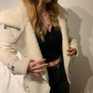 Höstjacka - Jättefin och perfekt höstjacka. Köpte här på Plick men passade inte mig tyvärr så säljer vidare den nu. Storlek xs 