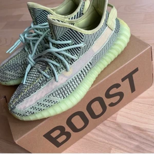 Yeezy boost 350 v2 yeezreel - Ett par yeezys i storlek 44,2/3. Bra skick. Inget kvitto men låsen e kvar , självklart äkta. Helst byter jag till något kul annars kan jag sälja om jag får ett bra bud. 