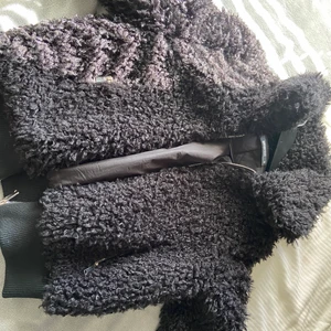 Höst jacka  - Svart jacka från ginatricot som passar perfekt till hösten! (köparen står för frakten)