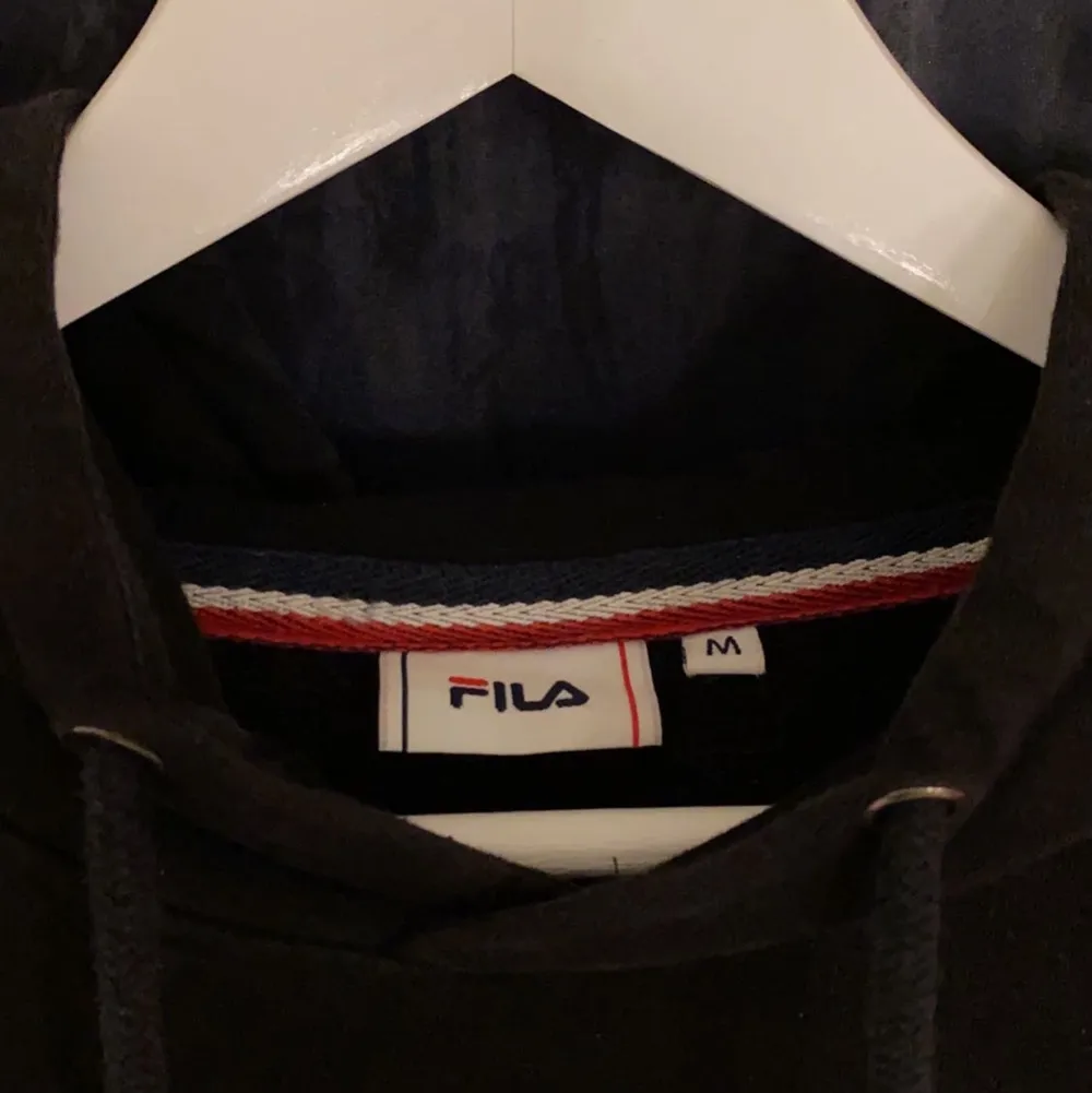 Säljer en svart Fila hoodie i storlek M, den är inte mycket använd så finns inget fel med den.☺️. Hoodies.