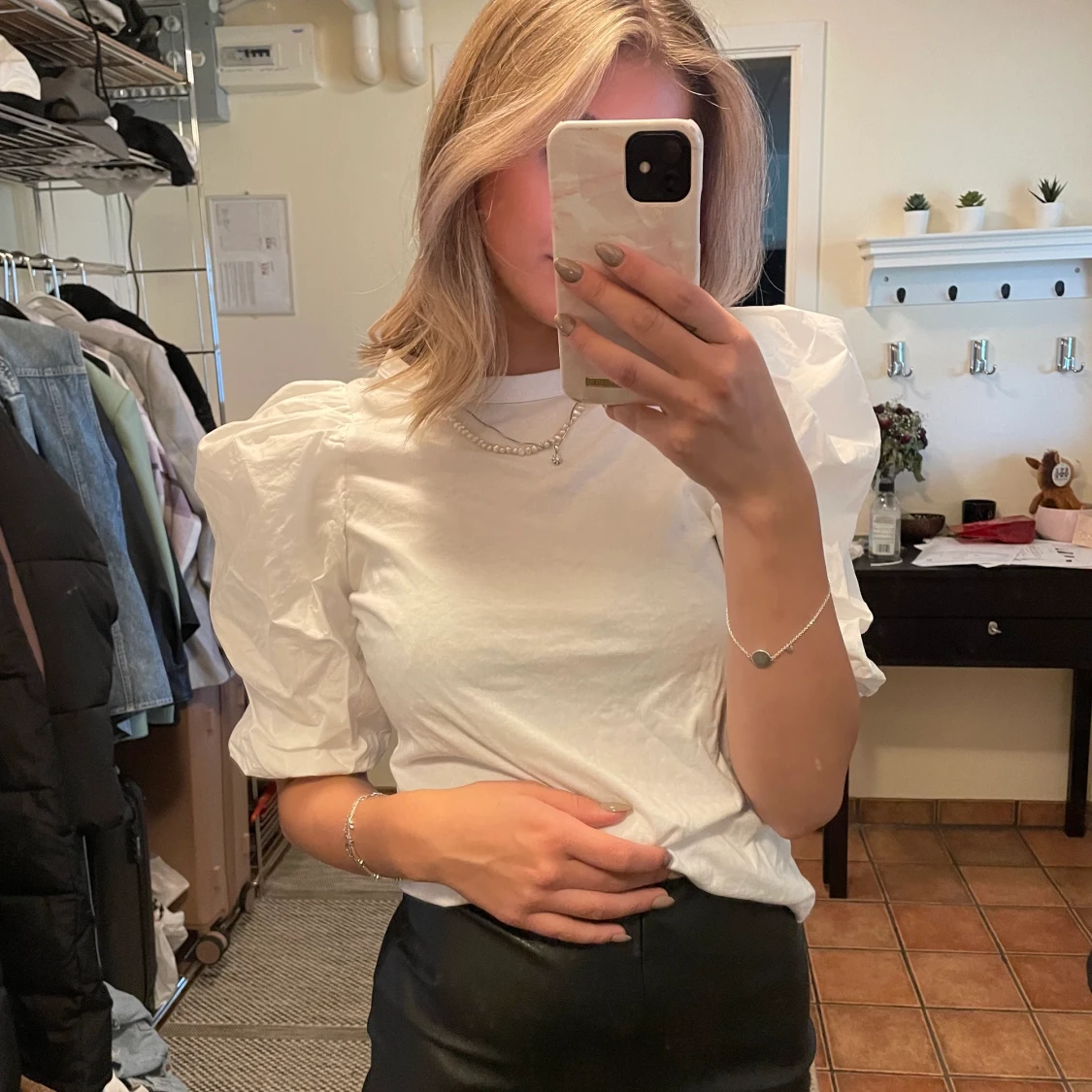 Vit topp med puffärmar