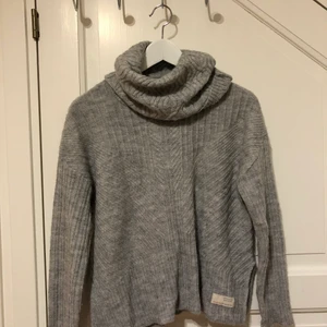 Oss Molly tröja - Säljer denna gosiga stickade tröja från oss Molly💞endast använd 3 gånger så den är i superfint skick  DM för fler bilder eller information💜köptes för 1 300kr Är i stl XS men passar S