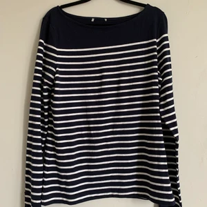 Långärmad tröja  - Säljer denna randiga långärmade tröja, köpt här på plick💓💓 säljer den för att den är alldeles för stor för mig 