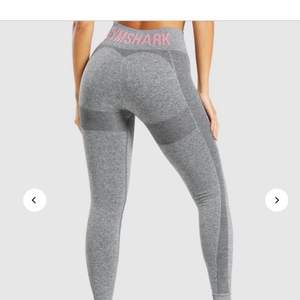 Säljer FLEX HIGH WAISTED LEGGINGS från gymshark i storlek xs fick i julklapp men tyvärr är dessa för små och har ej kommit till användning är i helt nytt skick aldrig använda ordinarie pris 599 säljes för 270kr