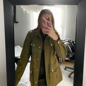 Vila jacka  - Orginalpris 550kr, säljer likadan i svart med svarta knappar ifall någon är intresserad! Knappt använd och i mycket bra skick. Går att knyta i midjan om man vill