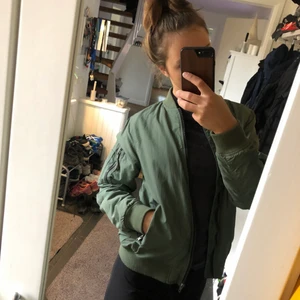 Bomberjacka HM - Enkel men snygg bomberjacka i strl 164 men passar xs/s