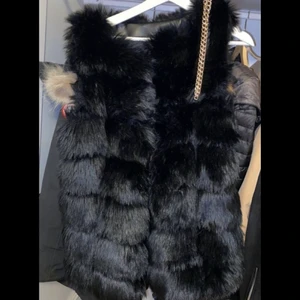 Pälsväst - Hej jag vill sälja denna pälsväst från miinto. Den har använts 1 gång och tyvärr var den lite för stor då den är i storlek M. Originella prisvärdet var på 900kr men jag säljer den för 500kr