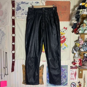 SVARTA LÄDER / SKINNBYXOR, strl S-M - Svarta skinnbyxor i äkta läder i strl S-M, mycket fint skick! Mjukt och följsamt läder. Säljes pga. förstora. 😔 Annars urfina!! Pris + frakt eller kan mötas upp i Stockholm. Mått kan tas! Även bild på (men är som sagt förstora). Priset går att diskutera vid snabb och smidig affär! 💫