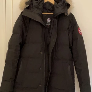 Canada Goose Carson Parka - Säljer Canada Goose Carson Parka i färgen svart, storlek M, normal passform. Har använts 2 vintrar och är så gott som ny. Luva med avtagbar krage i naturpäls. Säljs pga att min bror har växt ur den och är därför ej i behov av jackan längre. Pris kan diskuteras vid snabb affär. För fler bilder kontakta via DM! Eventuell fraktkostnad står köparen för.