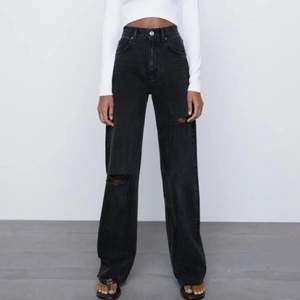 Svarta jeans med hål från Zara i modellen wide leg full length i strl 38. Svinsnyggt men tyvärr lite för långa för mig. Priset är exklusive frakt. Kan mötas upp i Stockholm ☺️
