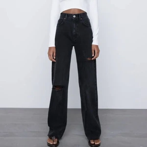 Zara wide leg jeans  - Svarta jeans med hål från Zara i modellen wide leg full length i strl 38. Svinsnyggt men tyvärr lite för långa för mig. Priset är exklusive frakt. Kan mötas upp i Stockholm ☺️