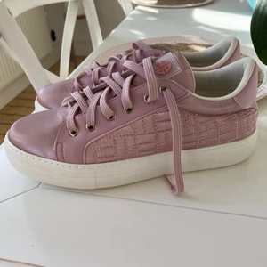 Rosa sneakers - Säljer dessa underbara rosa sneakers, helt nya aldrig använt dom. Storlek 40 men små i storleken, passar stl 39. Material syntet. Väldigt bekväma! 