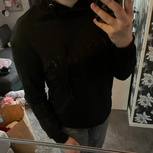 Svart hoodie storlek M  - En svart Hoodie med texten ”attitude” på framsidan, kommer från ett märke som heter ”prepair”. Det står att det är en xs men jag är vanligtvis en m/L och den sitter helt okej på mig. Vet inte vad den kostade men jag säljer den för 50kr + frakt 