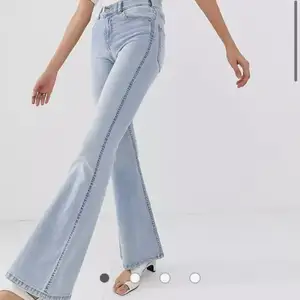 säljer mina ljusblå jeans ifrån dr denim i modellen macy🤍knappt använda! i storlek xs/32 = midja å längd🤍frakten ingår åxå