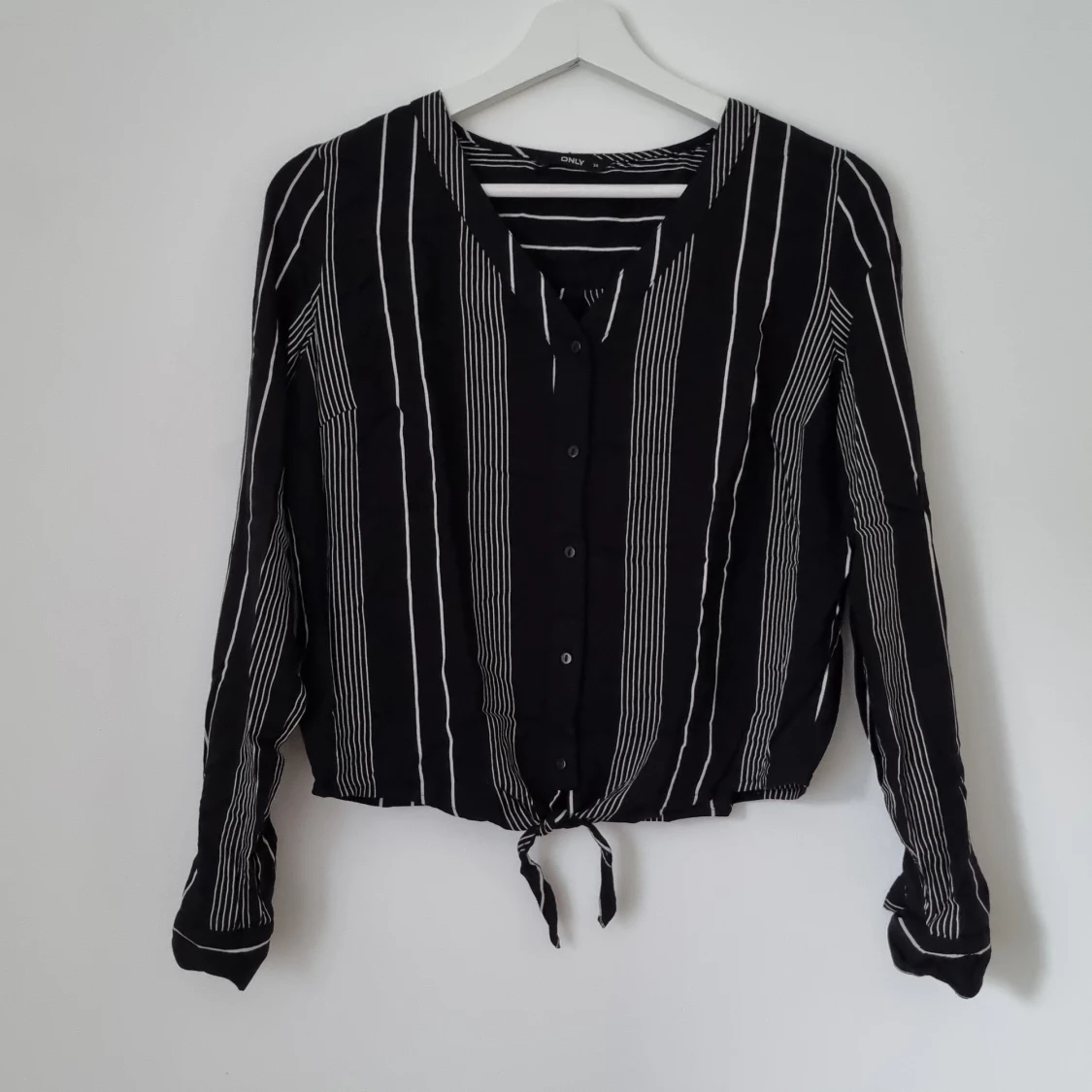 Crop blus med knut, ONLY (strl 34) - 90