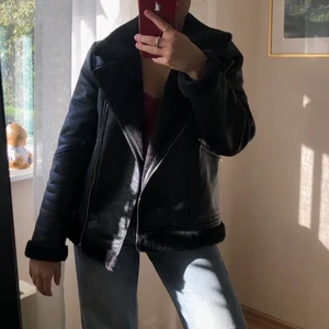 Skinnjacka - (OBS LÅNADE BILDER) säljer min ursnygga skinnjacka från Zara i stl xs/s 
