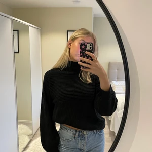 Svart stickad tröja  - Säljer min svarta stickade tröja från monki! Säljer för 100kr, storlek S💞 köparen står för frakten!