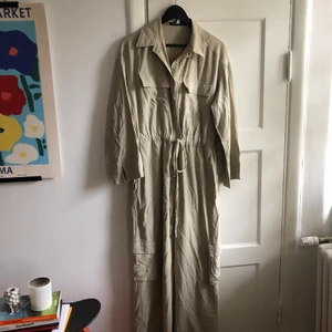 Jumpsuit Gina tricot  - Väldigt skönt fladdrigt material. Aldrig använd. Från Maja Lindelöfs kollektion för Gina tricot. Storlek 40.