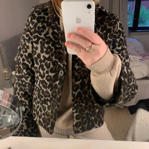 Leopard jacka - En kort jacka ifrån Na-Kd. Är i leopard mönster med utsvängda armar 💖 frakt ingår inte i priset