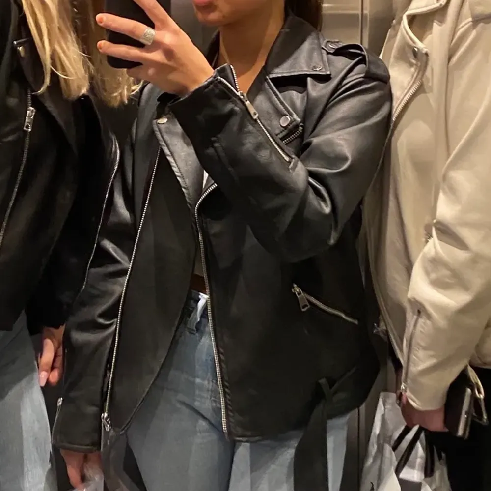 Skinnjacka från missguided köpt på Nelly, köpt för lite över 500kr. Nyskick, helt ny, känner inte riktigt att jag kan klä upp denna jacka. Därav säljer jag den! Jättefin jacka i storlek 36 (första bilden är lånad)  pris kan diskskuteras, kontakta mig för att lägga ett bud som du är villig att betala💕 köp direkt för 300kr. Jackor.