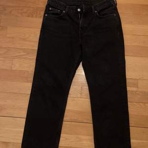 Svarta mid rise jeans från WEEKDAY. Dem är knappt använda så dem är i bra skick. Storlek 27 i midjan och 28 på längden. Jeansen har straight leg. Perfekt nu till hösten. Köparen står för frakten