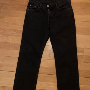 Svarta mid rise jeans från WEEKDAY - Svarta mid rise jeans från WEEKDAY. Dem är knappt använda så dem är i bra skick. Storlek 27 i midjan och 28 på längden. Jeansen har straight leg. Perfekt nu till hösten. Köparen står för frakten