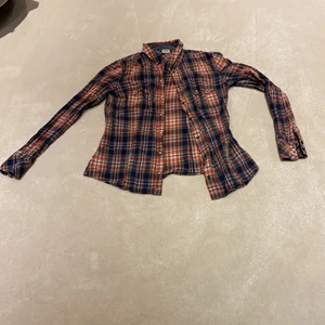 Skjorta - En randig och rutig skjorta med fina marble knappar.