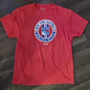 Reebok New York rangers äldre skitsnygg tshirt! 69 kr + 45 kr frakt. Samfraktar för 66 kr 📦😃❤