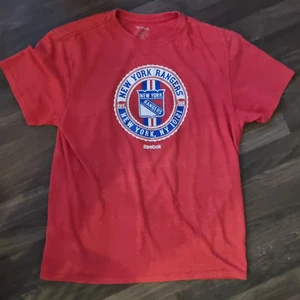 New York rangers - Reebok New York rangers äldre skitsnygg tshirt! 69 kr + 45 kr frakt. Samfraktar för 66 kr 📦😃❤