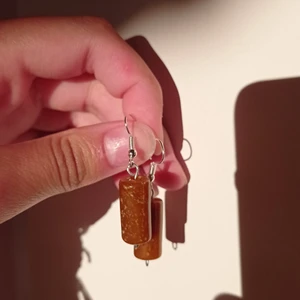 Bruna höst örhängen  - Ett par jätte finna handgjorda bruna örhängen.Pasar väldigt bra nu till den kommande hösten!🍁🍂