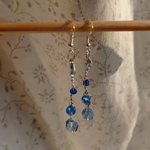 Ett par jätte vackra handgjorda örhängen.Är i olika blåa nyanser.Påminer litte om Fairy.🍁🍂🧚🧚