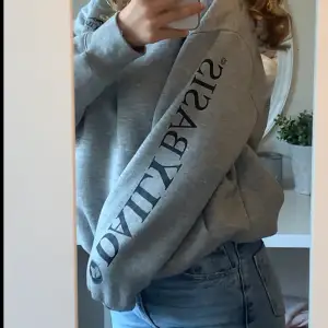 Sjukt mysig Daily Basis hoodie från Zalando! Strl S men sitter som en medium, lagom mycket oversized och mjuk på insidan. Använd ca 2 gånger och är som nyskick. 💕 säljer p.g av att jag behöver mer plats i gaderoben. Säljer för 200kr+frakt (66kr)⚡️ pris kan diskuteras vid snabbt köp.