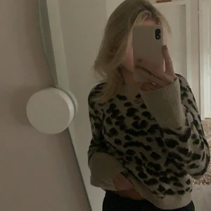 Leopard stickad tröja från H&M - En stickad tröja som jag köpte från H&M förra året! Säljs eftersom att den inte kommer till användning längre, den är en XS men skulle även säga att den passar bra som en S! Köparen står för frakten!! 💖