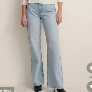 Jeans från NA-KD💙 - Helt nya jeans från NA-KD i storlek 34. De sitter så fint men tyvärr för små för mig. Skriv för egna bilder💙 Nypris 500