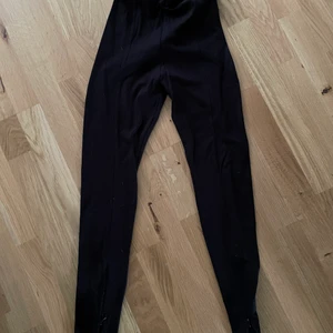 Tights med slit - Super fina tights med slit säljes. Jag är 167 och de sitter bra i längden på mig, slitsen går att justera, antingen helt stängd, helt öppen eller vad man känner för där i mellan. Använda varsamt, inga fläckar eller märken 🤍