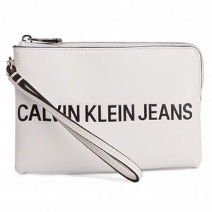 Säljer en Calvin Klein väska/plånbok , är i använd skick! Köparen står för spårbar frakt. 