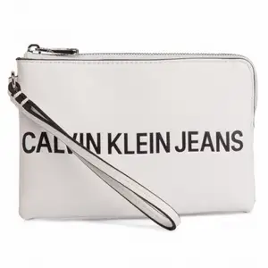 Säljer en Calvin Klein väska/plånbok , är i använd skick! Köparen står för spårbar frakt. 