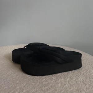 Platå flippflopp ifrån MONKI - Plattå flipflops från monki! I använt skick! STRL:40💙💙