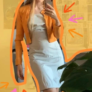 Orange Zara kofta - Säljer denna kofta med knappar i färgen orange ifrån Zara i storlek L, den är lite croped, använd några gånger & är i fint sick🧡 Skriv till mig om du funderar över något!!!!