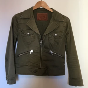 Nolita-jacka  - Superälskad olivgrön Nolita-jacka som passar perfekt nu till våren! Italiensk storlek M så i svenska mått skulle jag säga att det är en liten S! Jättebra kvalitet och snygga detaljer i dragkedjor osv. 98%bomull och 2%elastan. 