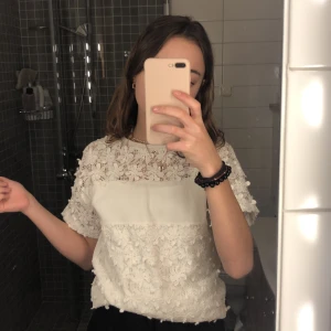 Zara blus - Säljer nu min super fina blus ifrån zara girls❤️ super populär och väldigt inne just nu, start bud 100kr