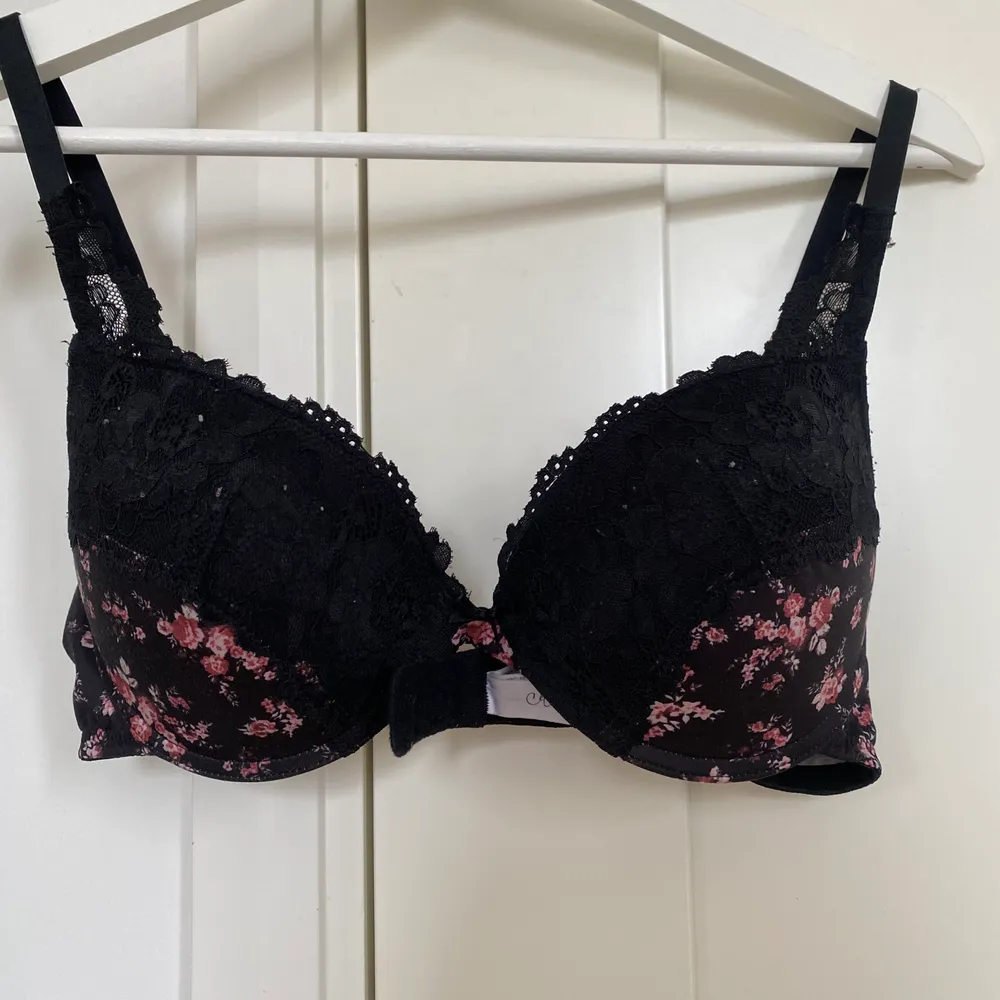 3 jättefina bh-ar alla från Lindex! Dem är använda, men i bra skick!😍  den blåa och svarta är push-up, men inte den rosa!💕 alla är köpta för 200-250kr! Säljer dem för 30kr st eller alla 60kr!❤️ köparen står för ev fraktkostnader!💕. Övrigt.