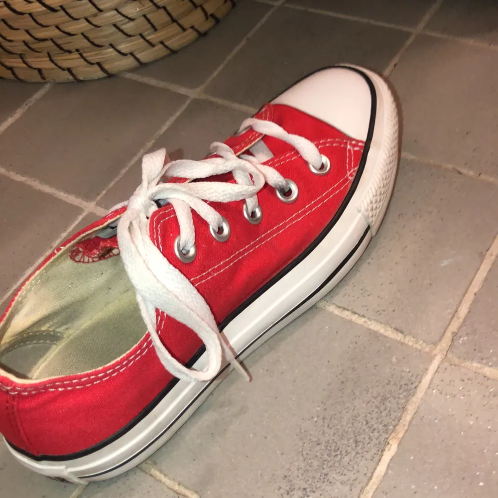 Säljer mina converse som tyvvär blivit för små, det finns solklart två par av båda färgerna och skorna ör i en storlek 36, budgivning ifrån 150kr. Skor.