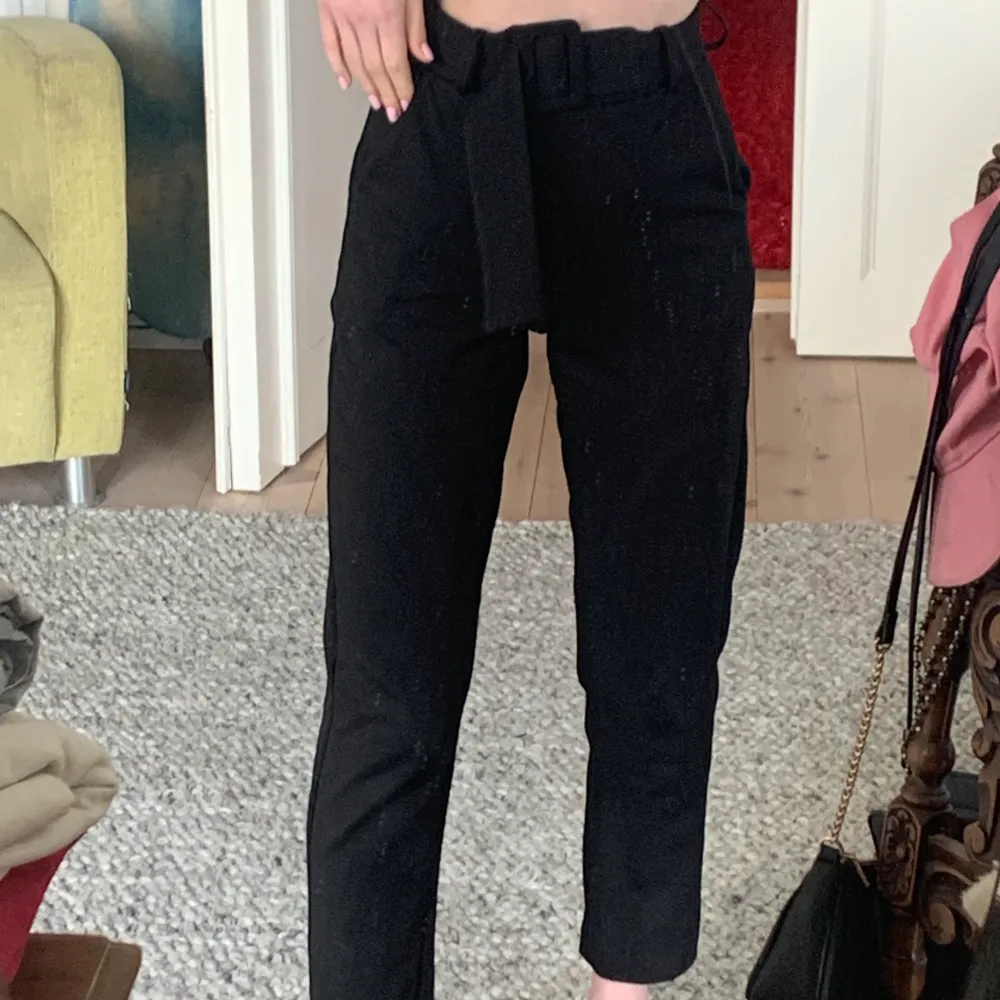 Ginatricot gammal modell kostymbyxor🌺 Jag är 170 och de är lite korta på mig, skitskönt tyg material. Bältet går att ta av, frakt tillkommer. Jeans & Byxor.