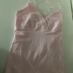 Gulligt linne med fin rygg - Så fin färg å med dubbla korsade band i ryggen perfekt till sommaren 