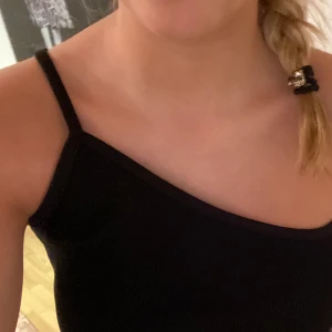 Snyggt linne med ett band - Helt oanvänd linne, prislapp kvar! Så snyggt och fräscht nu till våren och sommaren! 