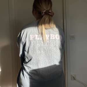 Playboy oversized T-shirt - blå - Säljer min fina Playboy T-shirt då jag inte använder den längre! Har använt den som sovtröja då den är så pass stor, använd 2-3 gånger men i jättefint skick 🥰 Köparen står för frakt 😇