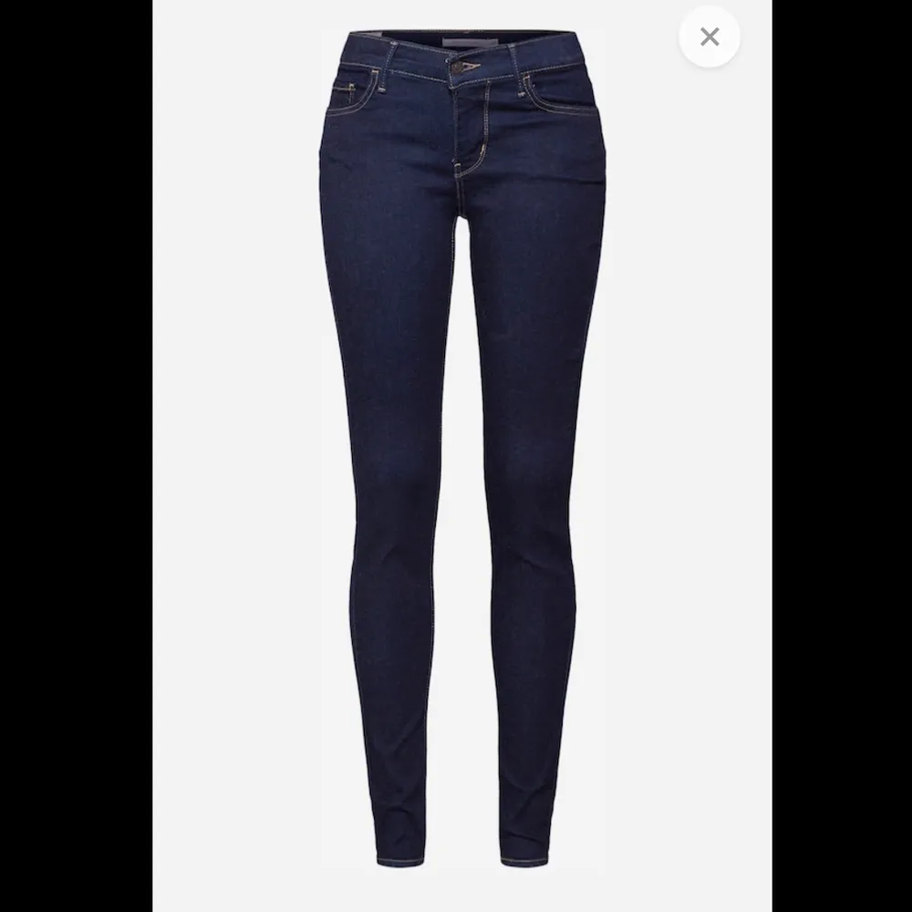 Säljer mina fina levis jeans som tyvärr blivit för små för mig. Storlek W24/L30. Jeans & Byxor.