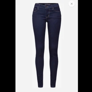 Levis jeans- 710 super skinny  - Säljer mina fina levis jeans som tyvärr blivit för små för mig. Storlek W24/L30
