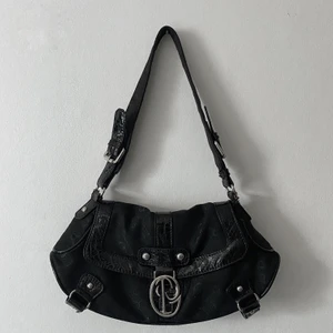 Väska  -  Svart väska med läder och silver detaljer 